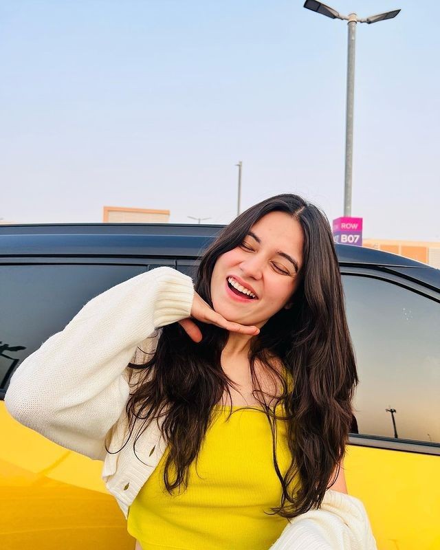 Trendy Selfie Girl DP