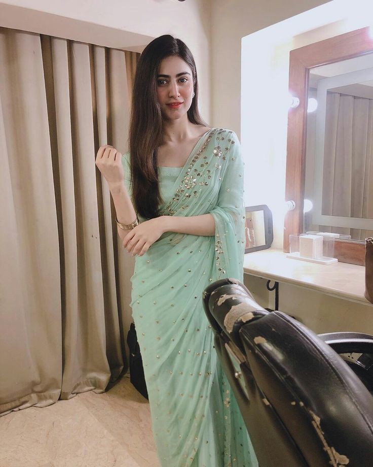 beautiful girl pic in saree for dp for instagram