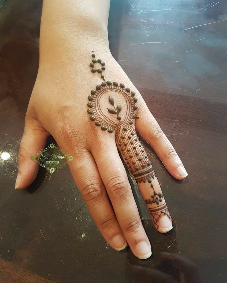 beautiful stylish back hand mehndi design