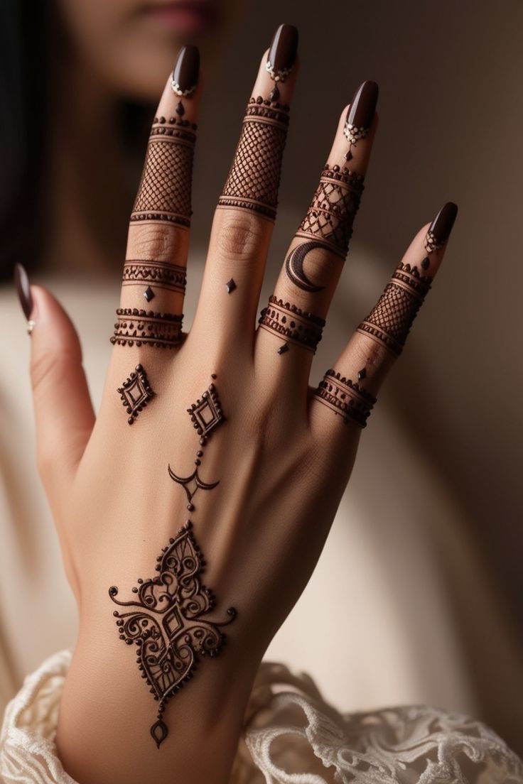 chain back hand mehndi design