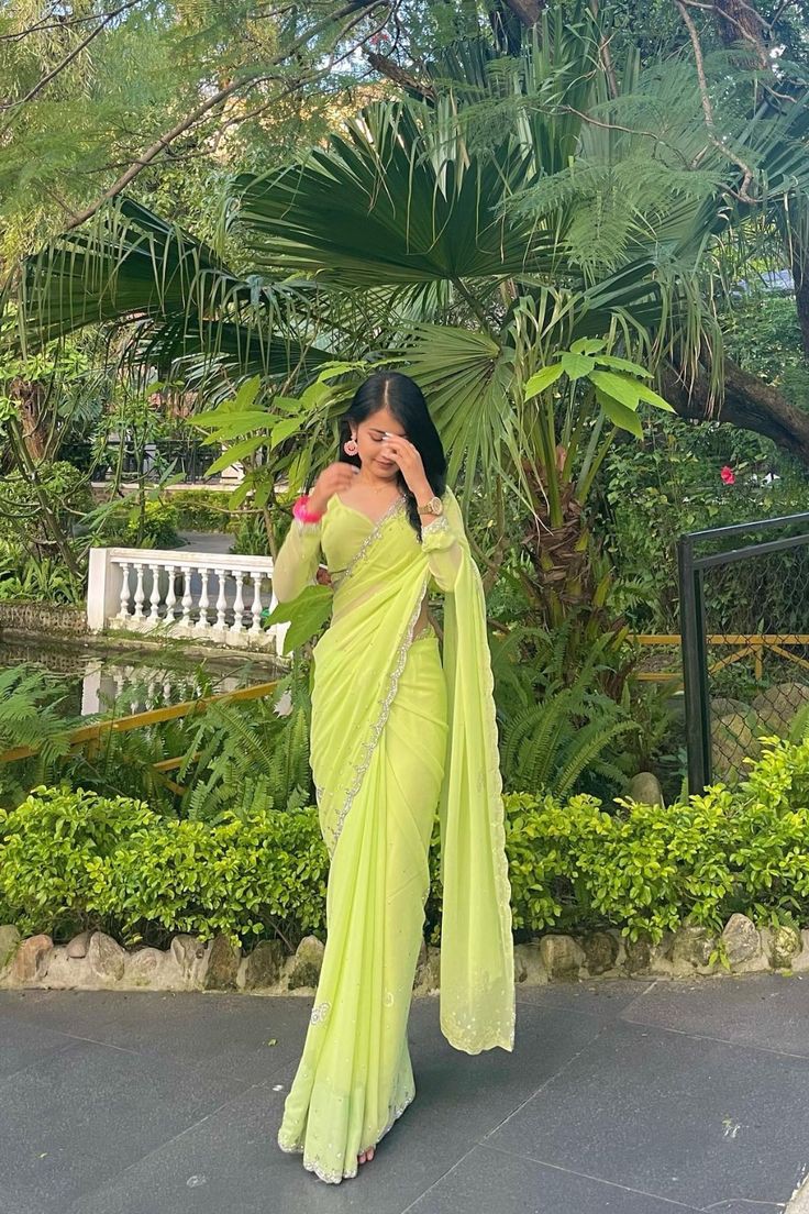 cute girl pic in saree for dp for instagram