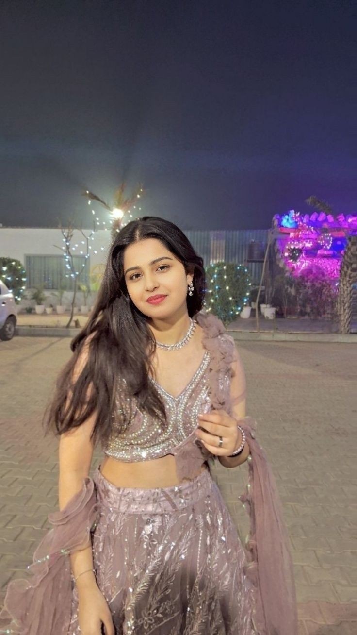 girl dp saree hot attitude for instagram