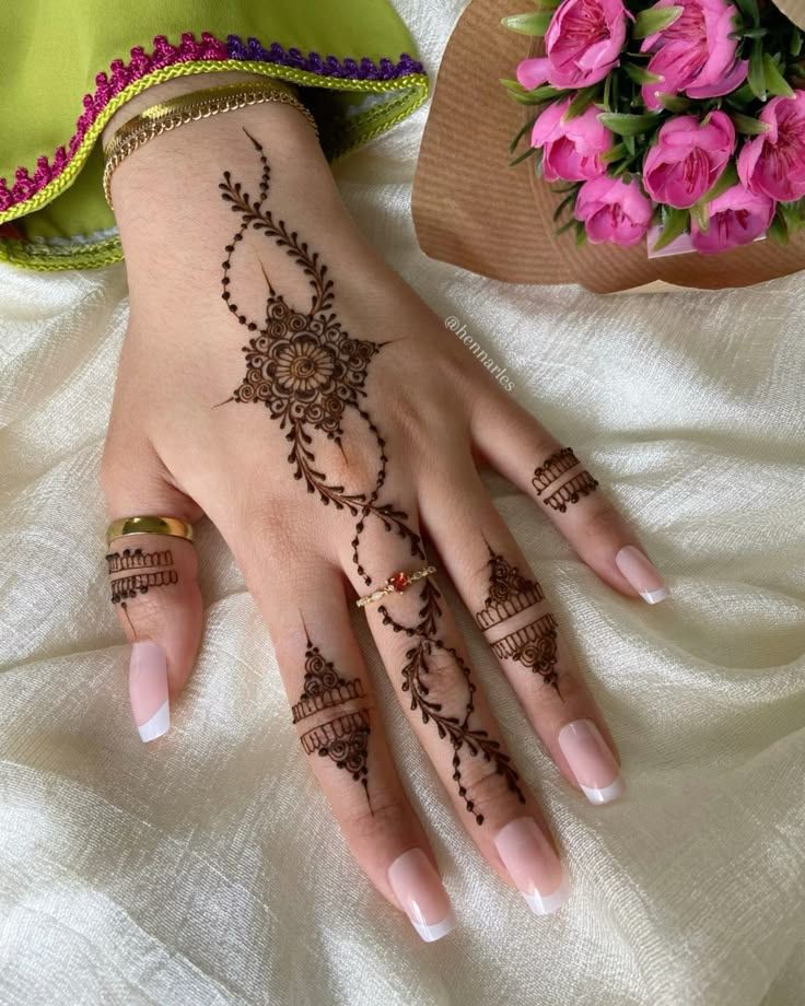 new stylish back hand mehndi design