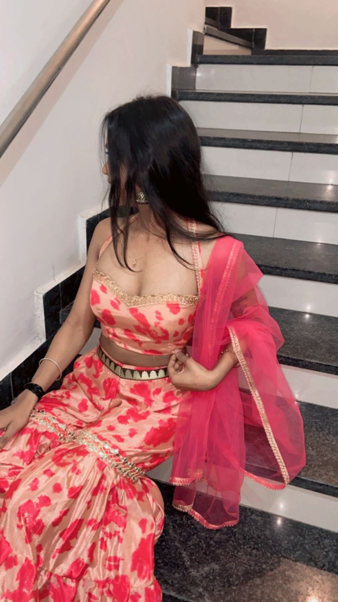 red colour saree girl dp