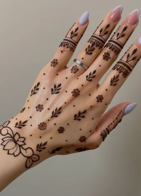 stylish back hand mehndi design bail