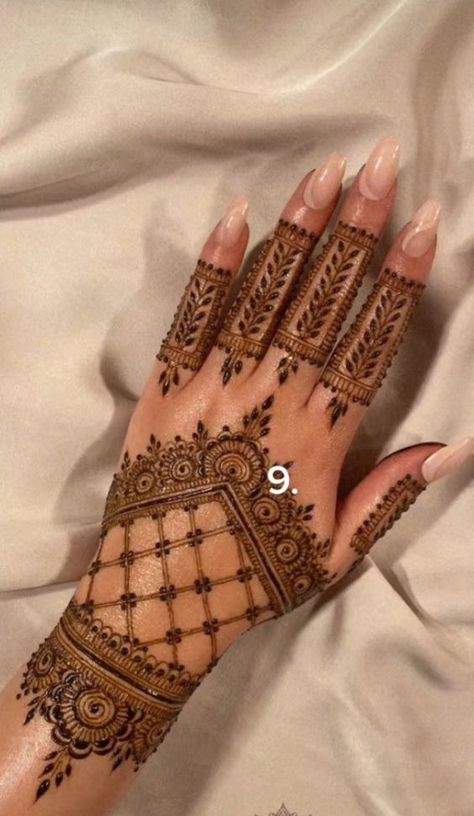 stylish back hand mehndi design circle