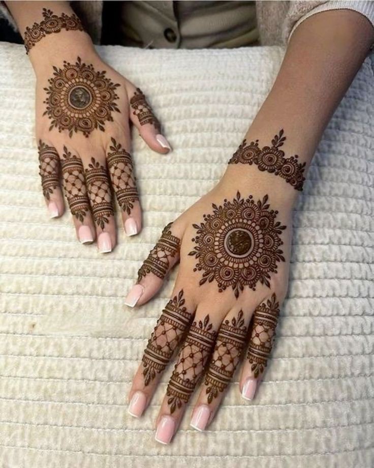 stylish back hand mehndi designs box