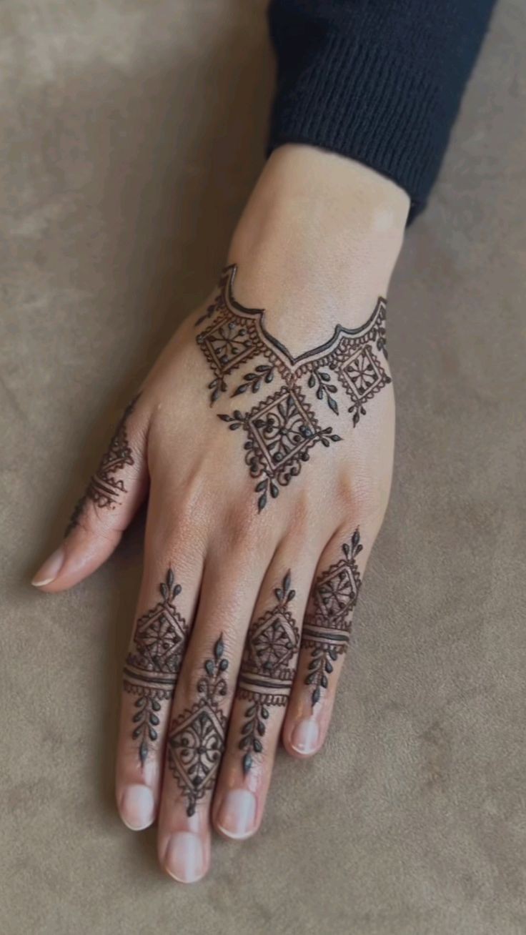 stylish mehndi design back hand circle